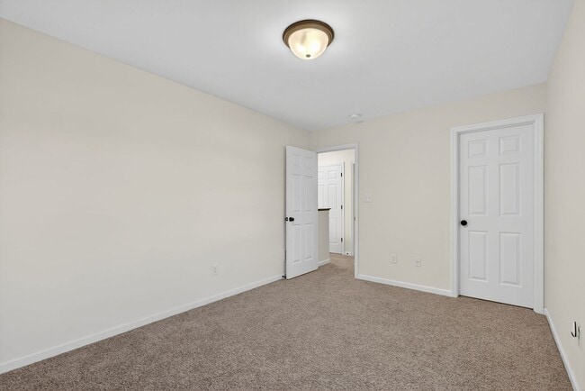Building Photo - Modern 2-Bedroom Townhome