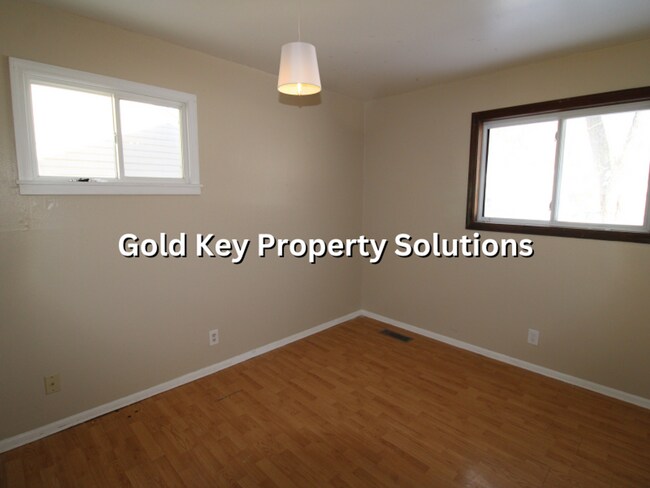 Building Photo - Spacious 3 BR 1 BA Ranch with Main-Level L...