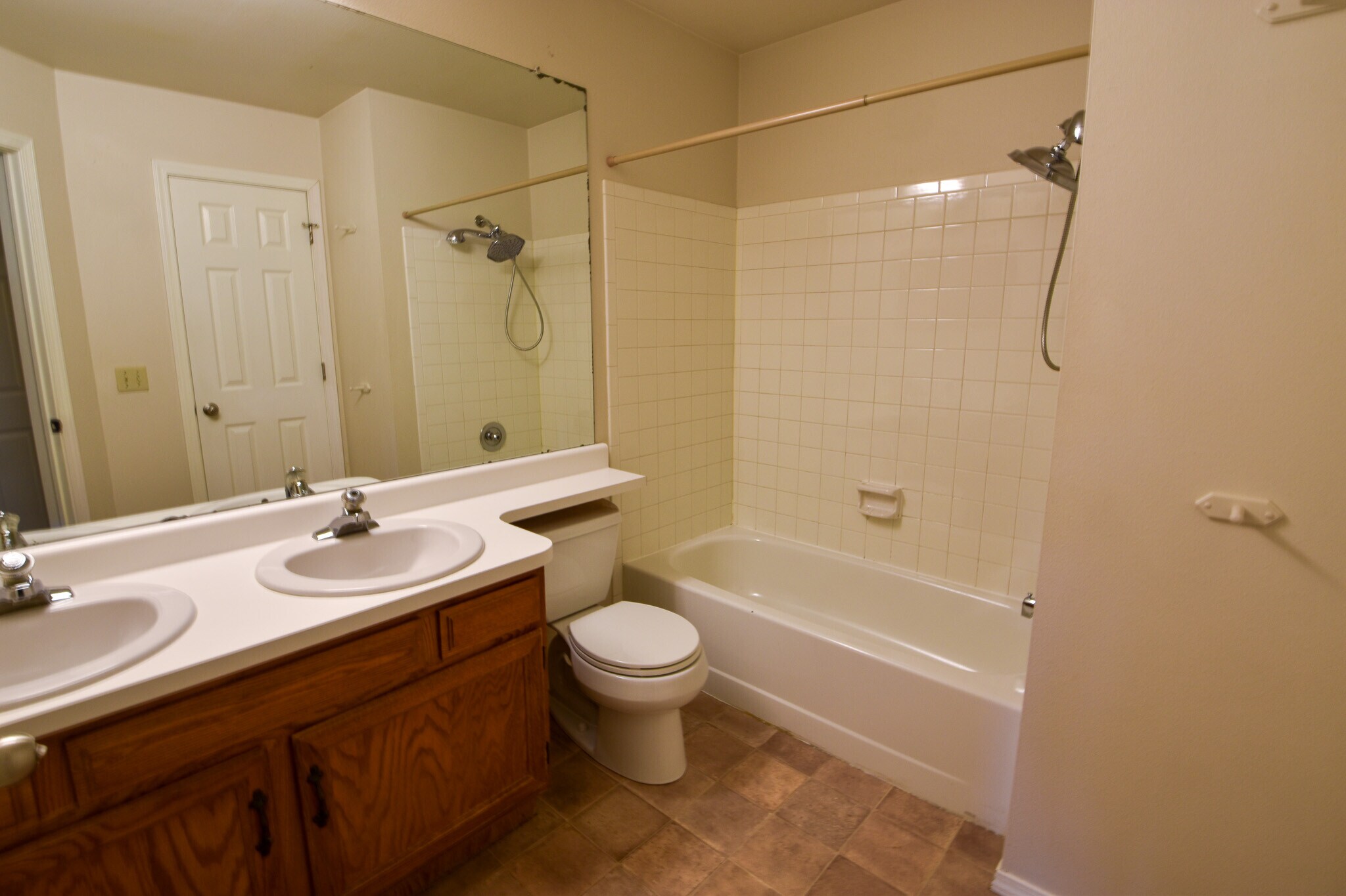 Full sized bathroom with double vanity - 3509 Queen Anne Way