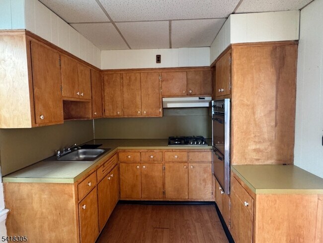 Building Photo - 16 Cutler St