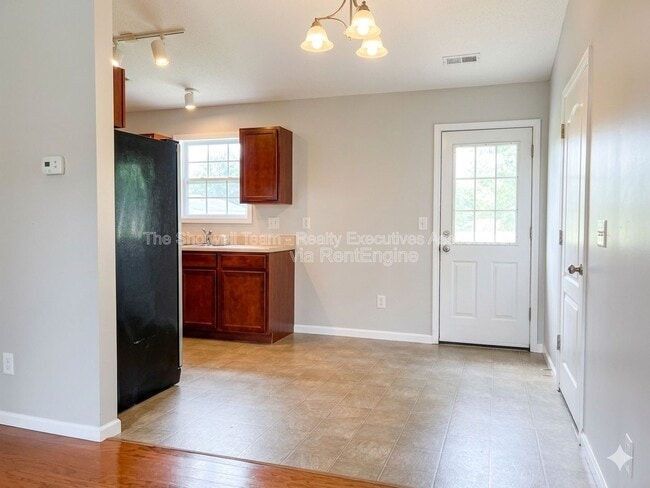 Building Photo - 6017 Friendship Ln