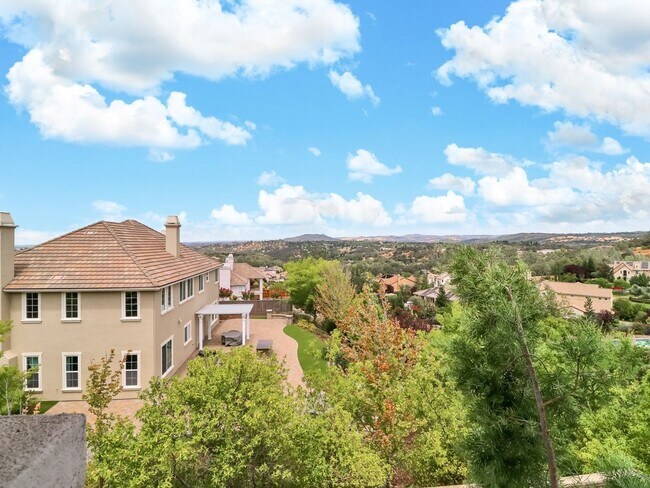 Building Photo - Beautiful custom home in The Promontory in...