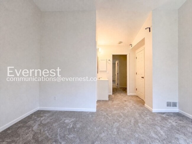 Building Photo - 3 Bed/2.5 Bath Townhome with Fenced Yard / Available Now!
