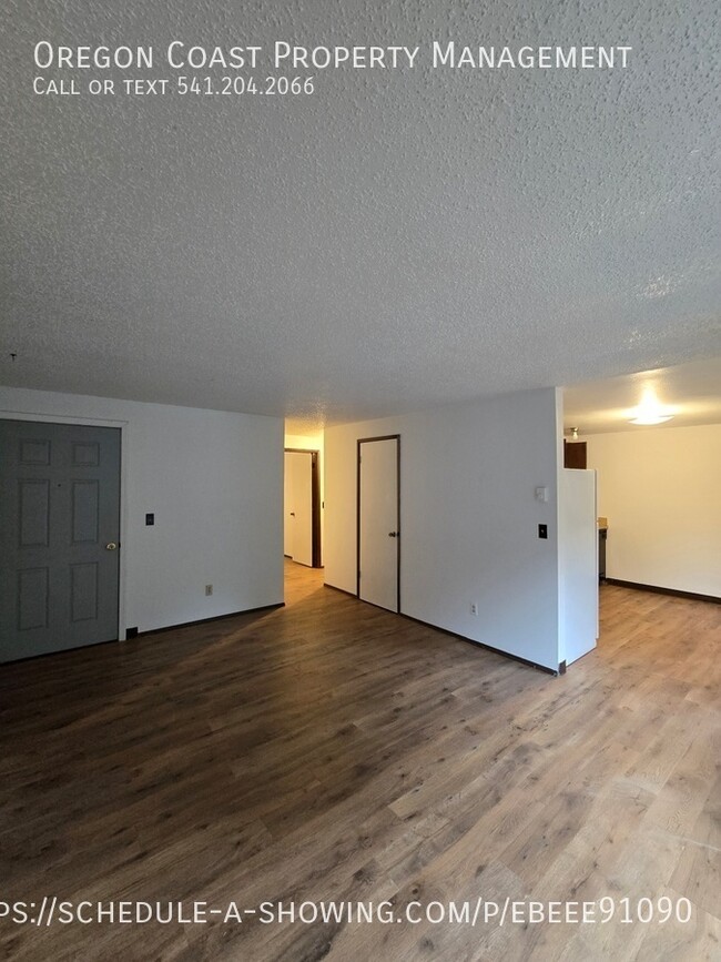 Building Photo - 2bed/1 Bath Lower Level Unit