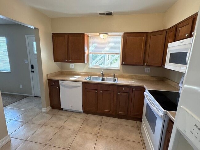 Building Photo - Cozy 2BR First-Floor Unit in Colorado Spri...
