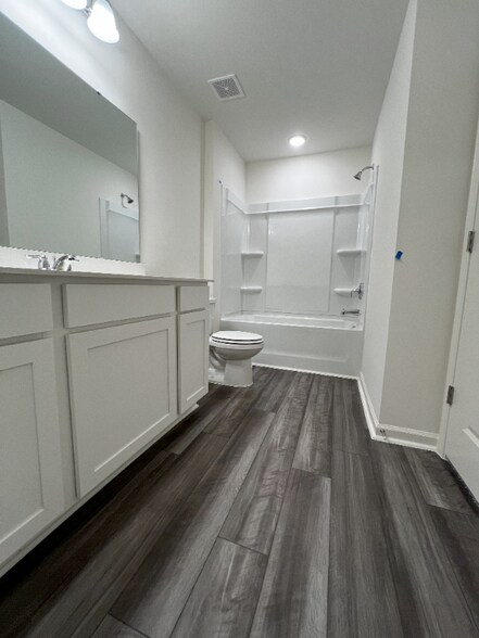 Building Photo - 121 N Chubb Rdg