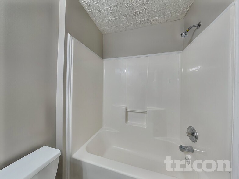 Building Photo - 915 Chapel Hill Dr SE