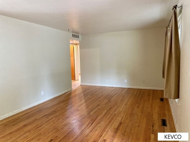 Building Photo - Ranch-Style Home in Campus West