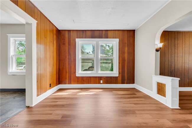 Building Photo - 8517 Rosewood Ave