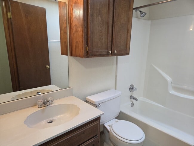 Building Photo - 2122 Meench Dr