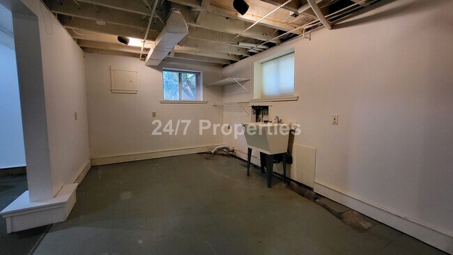 Building Photo - Beautiful Vintage 3 BD | 2.5 BA Home - Nob...