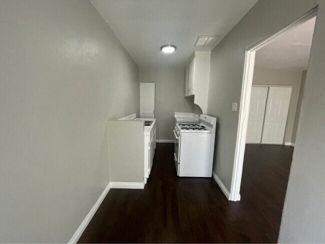 Building Photo - 1001-07 Banning Blvd., 339-351 Opp St.