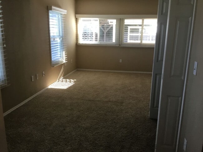 Building Photo - 5430 N Madera Ave