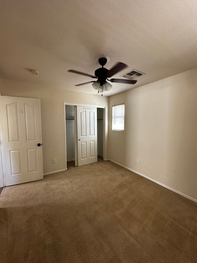 Building Photo - 4 BEDROOM HOME IN RAY RANCH