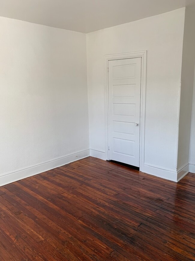 Building Photo - Spacious 4 Bedroom 1.5 Bath, 2 Car Garage-...