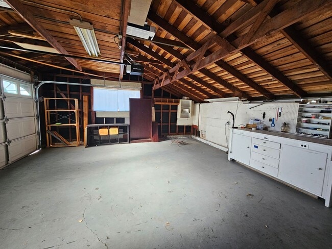 Building Photo - Beautifully updated 3-bedroom, 2-bath sing...