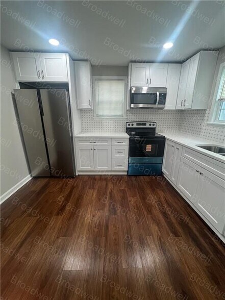 Building Photo - 1860 Broadwell St SW