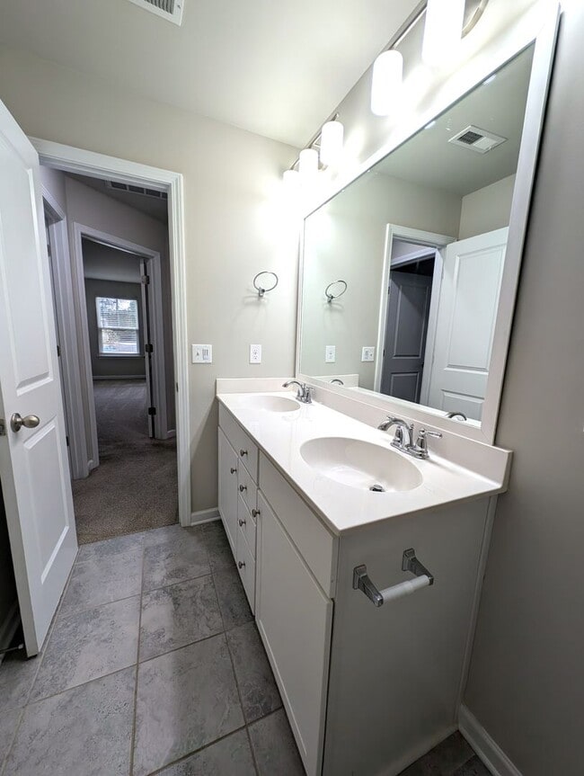 Building Photo - 4 Bedroom!  Easy Access, I-485, I-85, Airp...