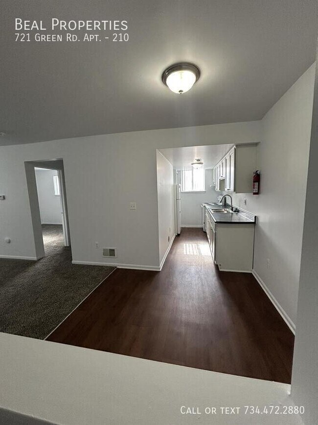 Building Photo - 721 Green Rd