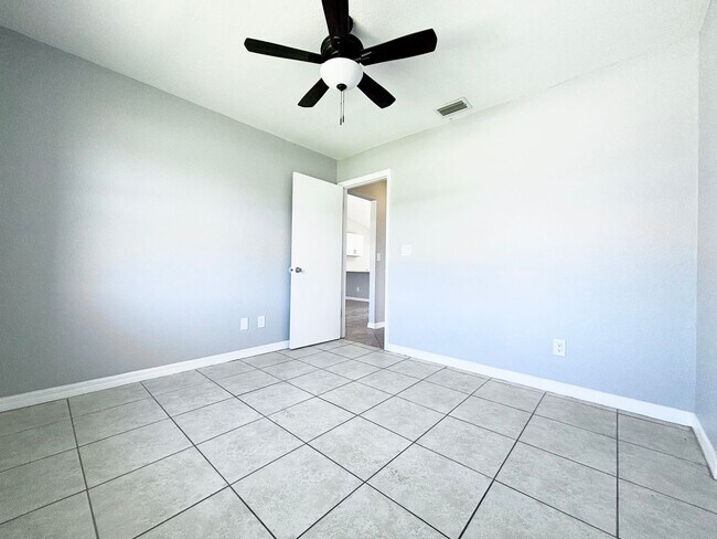 Building Photo - 4133/4135 SW 7th Pl Duplex