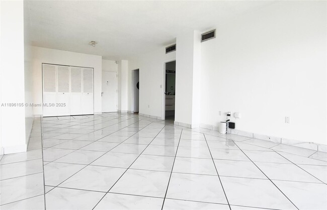 Building Photo - 500 Bayview Dr