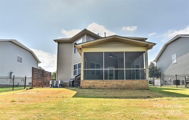 Building Photo - 549 Daventry Ct