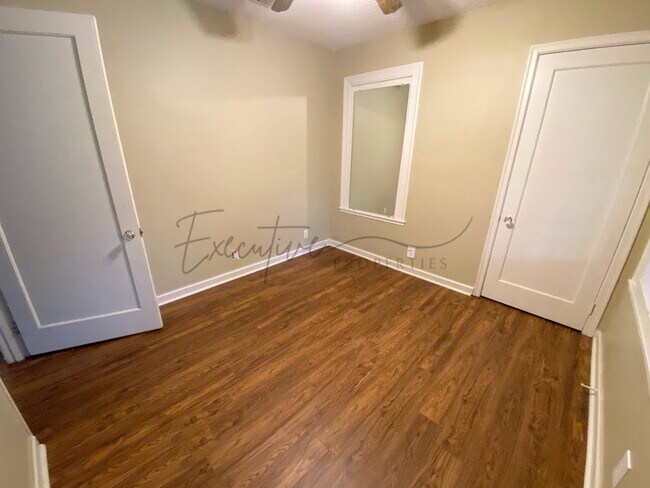 Building Photo - Well-Kept 3BR Home with Sunroom, Garage & Fenced Yard