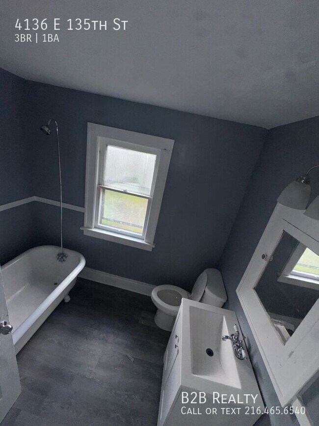 Building Photo - 4136 E 135th St