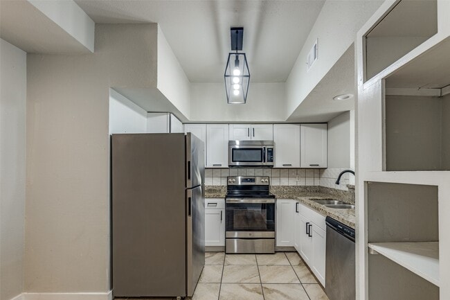 Building Photo - 8725 Victorian Village Dr