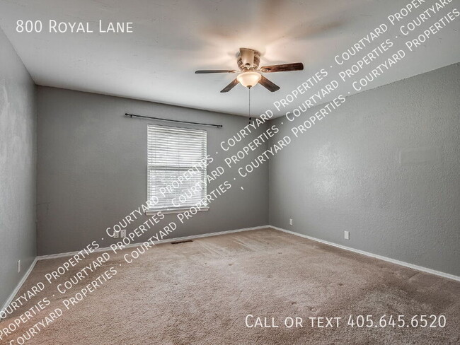 Building Photo - 800 Royal Ln