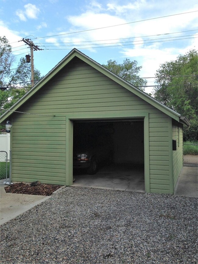 Building Photo - Charming 2 Bedroom Home Near Pioneer Park, Hospitals & Schools!