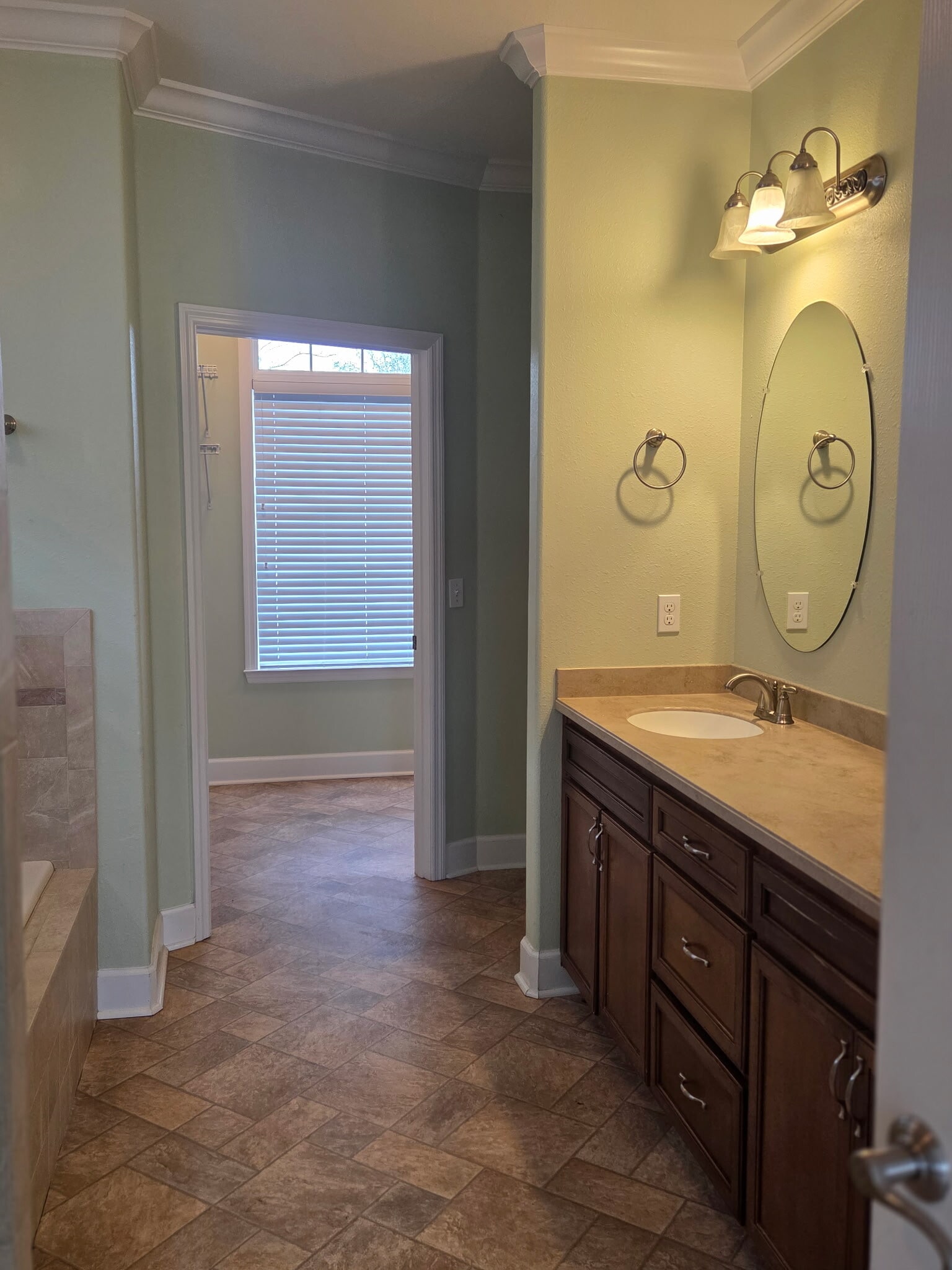 Building Photo - 565 Twin Ponds Dr