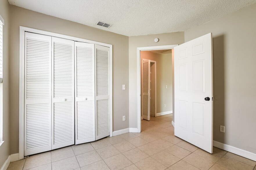 Building Photo - 1306 Silverthorn Dr