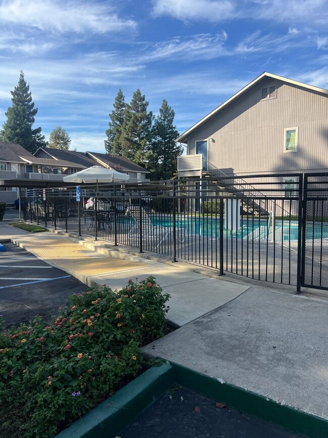 Building Photo - Spacious 1 and 2 Bedrooms, Gated, Pool & READY TO GO!