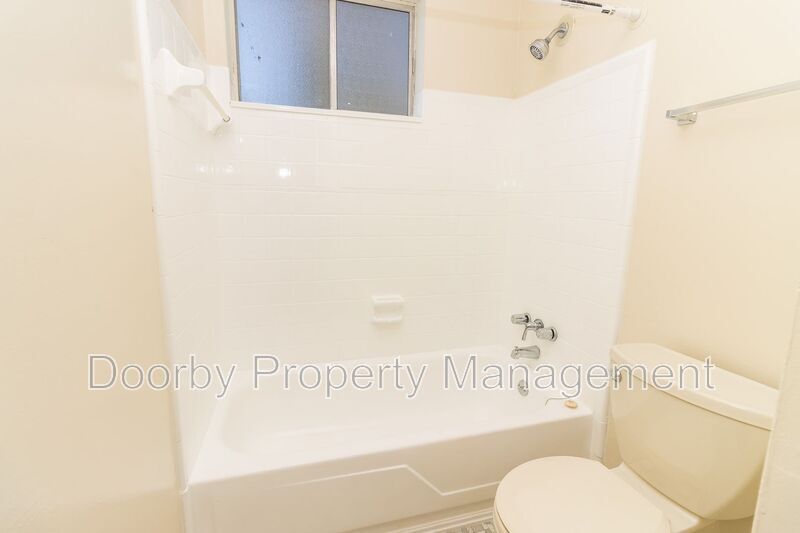 Building Photo - 2425 Ashmore Ave