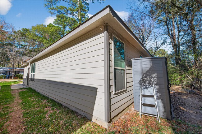 Building Photo - 12004 Canal St