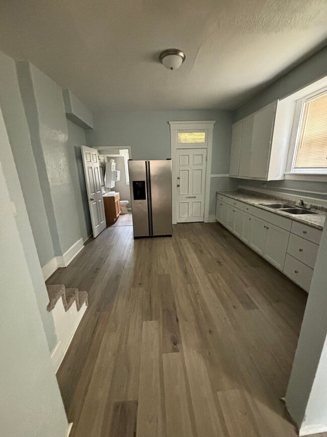 Building Photo - 2BD / 1BA Duplex