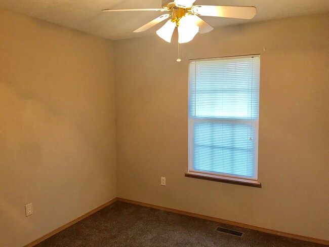 Building Photo - Wonderful Duplex in Clever MO - Available Now