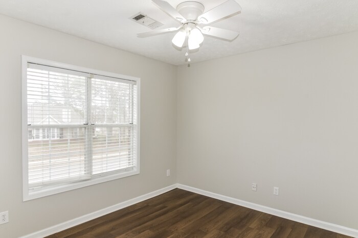 Building Photo - 1303 Dorchester Dr
