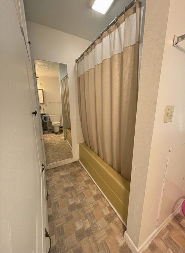 Building Photo - Spacious 3 bedroom, 1 bathroom House