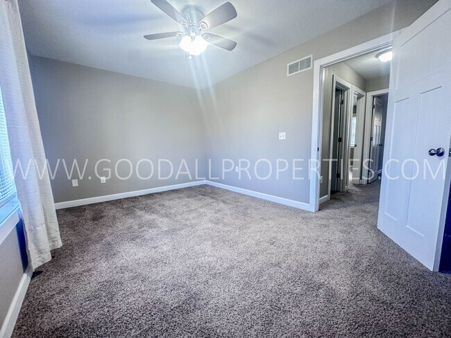 Building Photo - Rent Special $995 for the first 3 months of the lease!! 1.5-bath townhome in Van Meter, complete ...