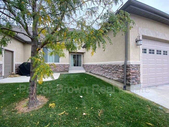 Building Photo - 5561 W Pkwy W