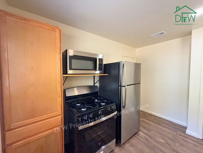 Building Photo - Charming 3-Bedroom Haven in Euless - Stainless Appliances, Large Fenced Yard