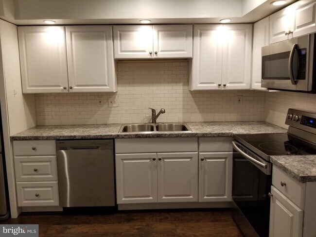 Building Photo - 1005 Worthington Dr