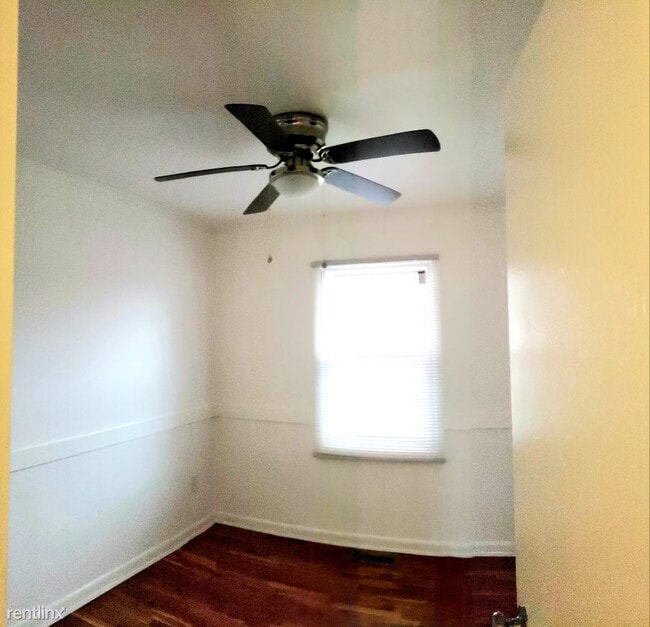 Building Photo - 3 br, 1.5 bath Townhome - 2601 Wayside Dr