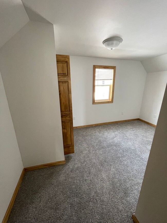 Building Photo - AVAILABLE JUNE/JULY - Remodeled 3 Bed 1.5 ...