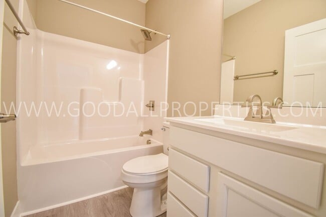 Building Photo - 4 Bedroom 3 Bathroom Ranch with a Finished Basement in Waukee