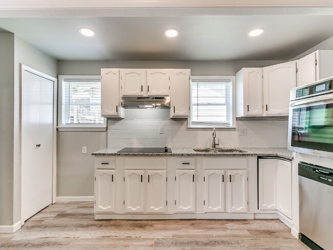 Building Photo - 4410 N Blackwelder Ave