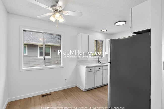 Building Photo - Updated Second-Story Two Bedroom Home In Beaverton!