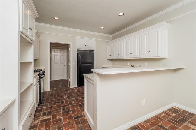 Building Photo - 10404 Regent St